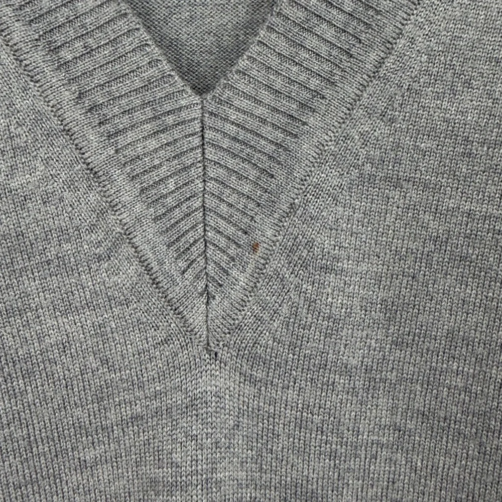 Talbots‎ Petites Gray V-Neck Sweater Small 100% Merino Wool Made Italy Fine Knit